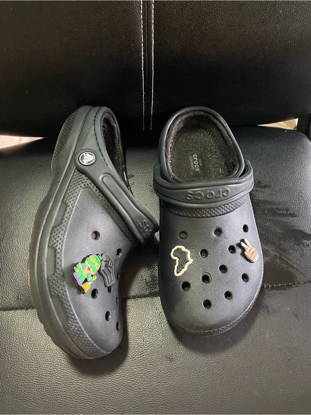 CROCS Dual Comfort Clog in Black with Character Jibbitz Size 5 Mens 7 Women’s
